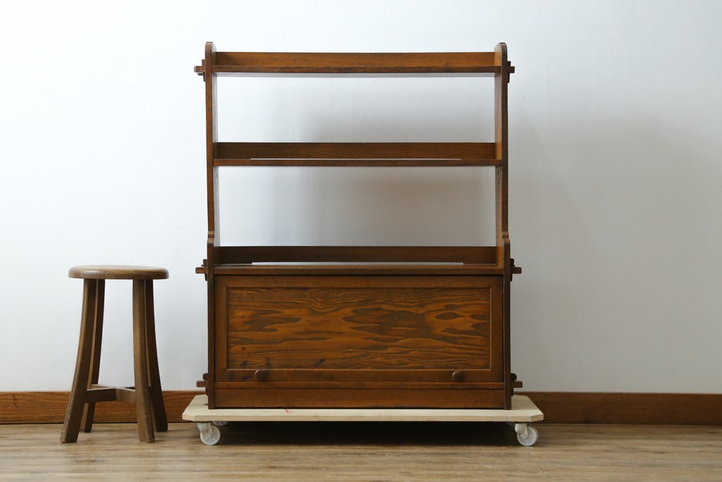 和製アンティーク　栓材　くっきりとした杢目が目を惹く珍しいデザインの扉付きクサビ本棚　(R-064671)