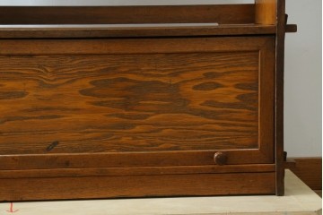 和製アンティーク　栓材　くっきりとした杢目が目を惹く珍しいデザインの扉付きクサビ本棚　(R-064671)