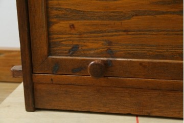 和製アンティーク　栓材　くっきりとした杢目が目を惹く珍しいデザインの扉付きクサビ本棚　(R-064671)