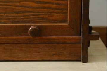 和製アンティーク　栓材　くっきりとした杢目が目を惹く珍しいデザインの扉付きクサビ本棚　(R-064671)