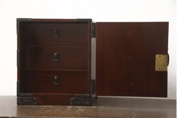 和製ビンテージ　高級品!!　手打ち金具　木地呂塗り　総欅(ケヤキ)材　小振りなサイズ感が可愛らしい仙台小箪笥(掛硯型、懸硯型、小引き出し、船箪笥、仙台箪笥、小物収納、卓上収納、ヴィンテージ)(R-064724)