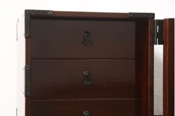 和製ビンテージ　高級品!!　手打ち金具　木地呂塗り　総欅(ケヤキ)材　小振りなサイズ感が可愛らしい仙台小箪笥(掛硯型、懸硯型、小引き出し、船箪笥、仙台箪笥、小物収納、卓上収納、ヴィンテージ)(R-064724)