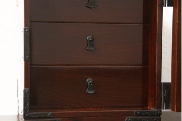 和製ビンテージ　高級品!!　手打ち金具　木地呂塗り　総欅(ケヤキ)材　小振りなサイズ感が可愛らしい仙台小箪笥(掛硯型、懸硯型、小引き出し、船箪笥、仙台箪笥、小物収納、卓上収納、ヴィンテージ)(R-064724)