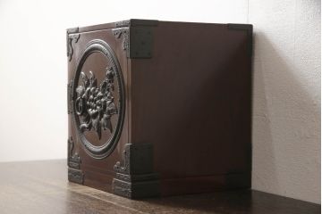 和製ビンテージ　高級品!!　手打ち金具　木地呂塗り　総欅(ケヤキ)材　小振りなサイズ感が可愛らしい仙台小箪笥(掛硯型、懸硯型、小引き出し、船箪笥、仙台箪笥、小物収納、卓上収納、ヴィンテージ)(R-064724)