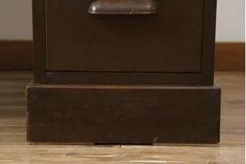 和製アンティーク　楢(ナラ)材　組立式　重厚感ある佇まいが目を引く両袖机(ニーホールデスク、ワークデスク、オフィスデスク、在宅用、在宅ワーク)(R-064726)
