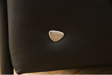 中古　極美品　EKORNES(エコーネス)　ストレスレス　エミリー　くつろぎの時間におすすめの本革ソファ(電動モーター式、二人掛け、2Pソファ、スチール、マットブラック、2P、北欧)(定価約78万円)(R-064727)