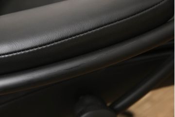 中古　美品　EKORNES(エコーネス)　トーキョー　ヘッドレスト付ローバック　Mサイズ　オットマン付き!!スタイリッシュなデザインが魅力のストレスレスチェア(スターベース、1人掛けソファ、1Pソファ、アームチェア、リクライニングチェア、フットスツール、北欧、本革、レザーチェア)(定価約35万2千円)(R-064728)