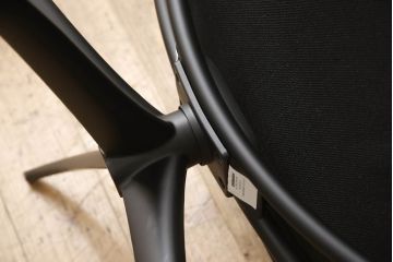 中古　美品　EKORNES(エコーネス)　トーキョー　ヘッドレスト付ローバック　Mサイズ　オットマン付き!!スタイリッシュなデザインが魅力のストレスレスチェア(スターベース、1人掛けソファ、1Pソファ、アームチェア、リクライニングチェア、フットスツール、北欧、本革、レザーチェア)(定価約35万2千円)(R-064728)