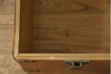 ヨーロッパアンティーク　くすのき(楠)材　レトロな空間演出を盛り上げてくれる船トランク(舟トランク、ブランケットボックス、トランクテーブル、センターテーブル、ローテーブル、ディスプレイ)(R-064729)