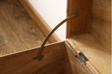 ヨーロッパアンティーク　くすのき(楠)材　レトロな空間演出を盛り上げてくれる船トランク(舟トランク、ブランケットボックス、トランクテーブル、センターテーブル、ローテーブル、ディスプレイ)(R-064729)