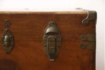 ヨーロッパアンティーク　くすのき(楠)材　レトロな空間演出を盛り上げてくれる船トランク(舟トランク、ブランケットボックス、トランクテーブル、センターテーブル、ローテーブル、ディスプレイ)(R-064729)