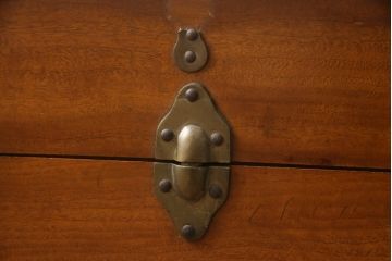 ヨーロッパアンティーク　くすのき(楠)材　レトロな空間演出を盛り上げてくれる船トランク(舟トランク、ブランケットボックス、トランクテーブル、センターテーブル、ローテーブル、ディスプレイ)(R-064729)