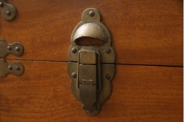 ヨーロッパアンティーク　くすのき(楠)材　レトロな空間演出を盛り上げてくれる船トランク(舟トランク、ブランケットボックス、トランクテーブル、センターテーブル、ローテーブル、ディスプレイ)(R-064729)
