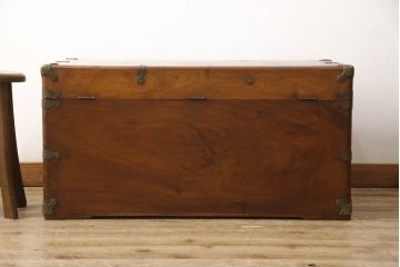 ヨーロッパアンティーク　くすのき(楠)材　レトロな空間演出を盛り上げてくれる船トランク(舟トランク、ブランケットボックス、トランクテーブル、センターテーブル、ローテーブル、ディスプレイ)(R-064729)