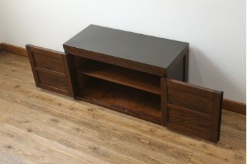 中古　美品　松本民芸家具風　和洋どちらのインテリアにも取り入れやすいローボード(テレビ台、テレビボード、収納棚、戸棚)(R-064735)