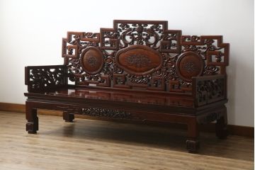 アジアンビンテージ　高級品!!　凝ったデザインの彫刻が魅力の唐木材製ベンチ(長椅子、長イス、花梨材、カリン材、板座チェア、3人掛けベンチ、ヴィンテージ)(R-064738)