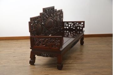 アジアンビンテージ　高級品!!　凝ったデザインの彫刻が魅力の唐木材製ベンチ(長椅子、長イス、花梨材、カリン材、板座チェア、3人掛けベンチ、ヴィンテージ)(R-064738)