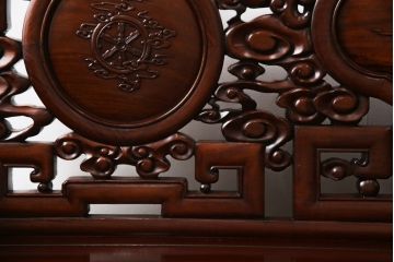 アジアンビンテージ　高級品!!　凝ったデザインの彫刻が魅力の唐木材製ベンチ(長椅子、長イス、花梨材、カリン材、板座チェア、3人掛けベンチ、ヴィンテージ)(R-064738)