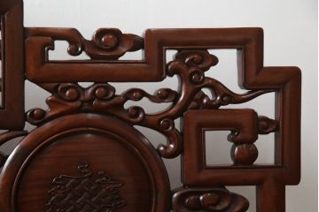 アジアンビンテージ　高級品!!　凝ったデザインの彫刻が魅力の唐木材製ベンチ(長椅子、長イス、花梨材、カリン材、板座チェア、3人掛けベンチ、ヴィンテージ)(R-064738)