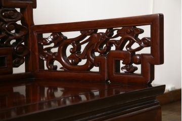 アジアンビンテージ　高級品!!　凝ったデザインの彫刻が魅力の唐木材製ベンチ(長椅子、長イス、花梨材、カリン材、板座チェア、3人掛けベンチ、ヴィンテージ)(R-064738)
