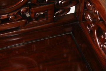 アジアンビンテージ　高級品!!　凝ったデザインの彫刻が魅力の唐木材製ベンチ(長椅子、長イス、花梨材、カリン材、板座チェア、3人掛けベンチ、ヴィンテージ)(R-064738)