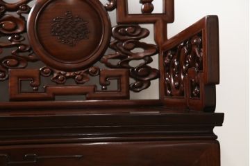 アジアンビンテージ　高級品!!　凝ったデザインの彫刻が魅力の唐木材製ベンチ(長椅子、長イス、花梨材、カリン材、板座チェア、3人掛けベンチ、ヴィンテージ)(R-064738)