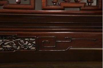 アジアンビンテージ　高級品!!　凝ったデザインの彫刻が魅力の唐木材製ベンチ(長椅子、長イス、花梨材、カリン材、板座チェア、3人掛けベンチ、ヴィンテージ)(R-064738)
