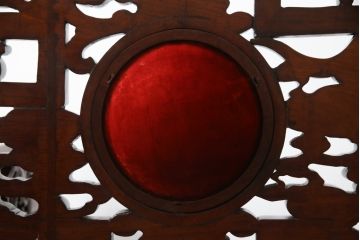 アジアンビンテージ　高級品!!　凝ったデザインの彫刻が魅力の唐木材製ベンチ(長椅子、長イス、花梨材、カリン材、板座チェア、3人掛けベンチ、ヴィンテージ)(R-064738)