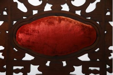 アジアンビンテージ　高級品!!　凝ったデザインの彫刻が魅力の唐木材製ベンチ(長椅子、長イス、花梨材、カリン材、板座チェア、3人掛けベンチ、ヴィンテージ)(R-064738)