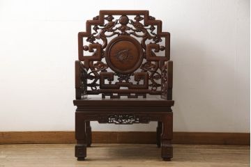 アジアンビンテージ　花梨(カリン)材　凝ったデザインの彫刻が魅力の唐木材製アームチェア(椅子、イス、板座チェア、一人掛けソファ、1人掛けソファ、ヴィンテージ)(R-064739)