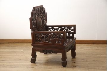 アジアンビンテージ　花梨(カリン)材　凝ったデザインの彫刻が魅力の唐木材製アームチェア(椅子、イス、板座チェア、一人掛けソファ、1人掛けソファ、ヴィンテージ)(R-064739)