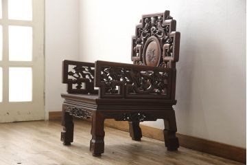 アジアンビンテージ　花梨(カリン)材　凝ったデザインの彫刻が魅力の唐木材製アームチェア(椅子、イス、板座チェア、一人掛けソファ、1人掛けソファ、ヴィンテージ)(R-064739)