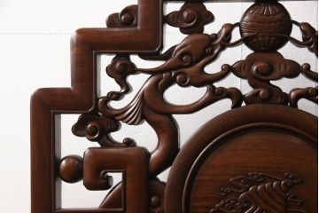 アジアンビンテージ　花梨(カリン)材　凝ったデザインの彫刻が魅力の唐木材製アームチェア(椅子、イス、板座チェア、一人掛けソファ、1人掛けソファ、ヴィンテージ)(R-064739)