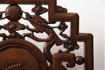 アジアンビンテージ　花梨(カリン)材　凝ったデザインの彫刻が魅力の唐木材製アームチェア(椅子、イス、板座チェア、一人掛けソファ、1人掛けソファ、ヴィンテージ)(R-064739)
