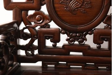 アジアンビンテージ　花梨(カリン)材　凝ったデザインの彫刻が魅力の唐木材製アームチェア(椅子、イス、板座チェア、一人掛けソファ、1人掛けソファ、ヴィンテージ)(R-064739)