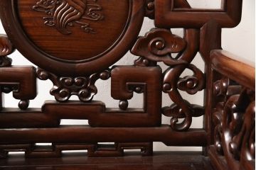 アジアンビンテージ　花梨(カリン)材　凝ったデザインの彫刻が魅力の唐木材製アームチェア(椅子、イス、板座チェア、一人掛けソファ、1人掛けソファ、ヴィンテージ)(R-064739)