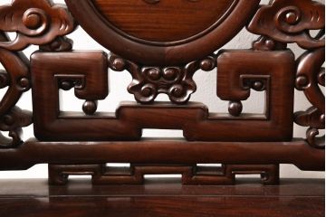 アジアンビンテージ　花梨(カリン)材　凝ったデザインの彫刻が魅力の唐木材製アームチェア(椅子、イス、板座チェア、一人掛けソファ、1人掛けソファ、ヴィンテージ)(R-064739)