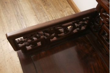 アジアンビンテージ　花梨(カリン)材　凝ったデザインの彫刻が魅力の唐木材製アームチェア(椅子、イス、板座チェア、一人掛けソファ、1人掛けソファ、ヴィンテージ)(R-064739)