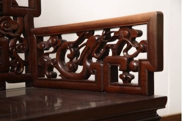 アジアンビンテージ　花梨(カリン)材　凝ったデザインの彫刻が魅力の唐木材製アームチェア(椅子、イス、板座チェア、一人掛けソファ、1人掛けソファ、ヴィンテージ)(R-064739)