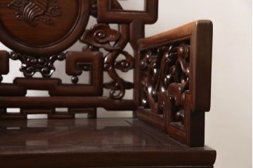 アジアンビンテージ　花梨(カリン)材　凝ったデザインの彫刻が魅力の唐木材製アームチェア(椅子、イス、板座チェア、一人掛けソファ、1人掛けソファ、ヴィンテージ)(R-064739)