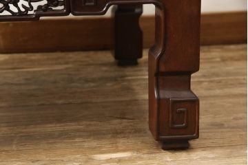 アジアンビンテージ　花梨(カリン)材　凝ったデザインの彫刻が魅力の唐木材製アームチェア(椅子、イス、板座チェア、一人掛けソファ、1人掛けソファ、ヴィンテージ)(R-064739)