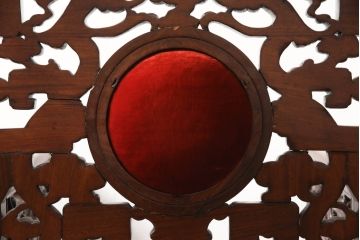 アジアンビンテージ　花梨(カリン)材　凝ったデザインの彫刻が魅力の唐木材製アームチェア(椅子、イス、板座チェア、一人掛けソファ、1人掛けソファ、ヴィンテージ)(R-064739)