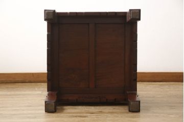 アジアンビンテージ　花梨(カリン)材　凝ったデザインの彫刻が魅力の唐木材製アームチェア(椅子、イス、板座チェア、一人掛けソファ、1人掛けソファ、ヴィンテージ)(R-064739)