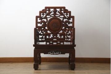 アジアンビンテージ　花梨(カリン)材　凝ったデザインの彫刻が魅力の唐木材製アームチェア(椅子、イス、板座チェア、一人掛けソファ、1人掛けソファ、ヴィンテージ)(R-064740)