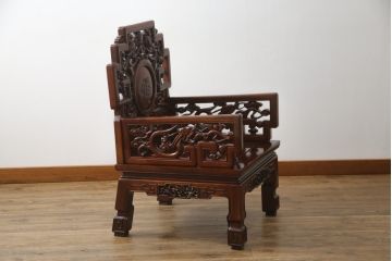 アジアンビンテージ　花梨(カリン)材　凝ったデザインの彫刻が魅力の唐木材製アームチェア(椅子、イス、板座チェア、一人掛けソファ、1人掛けソファ、ヴィンテージ)(R-064740)
