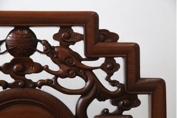 アジアンビンテージ　花梨(カリン)材　凝ったデザインの彫刻が魅力の唐木材製アームチェア(椅子、イス、板座チェア、一人掛けソファ、1人掛けソファ、ヴィンテージ)(R-064740)