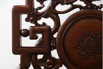 アジアンビンテージ　花梨(カリン)材　凝ったデザインの彫刻が魅力の唐木材製アームチェア(椅子、イス、板座チェア、一人掛けソファ、1人掛けソファ、ヴィンテージ)(R-064740)