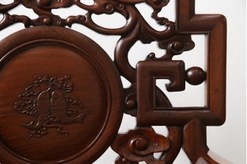 アジアンビンテージ　花梨(カリン)材　凝ったデザインの彫刻が魅力の唐木材製アームチェア(椅子、イス、板座チェア、一人掛けソファ、1人掛けソファ、ヴィンテージ)(R-064740)