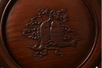 アジアンビンテージ　花梨(カリン)材　凝ったデザインの彫刻が魅力の唐木材製アームチェア(椅子、イス、板座チェア、一人掛けソファ、1人掛けソファ、ヴィンテージ)(R-064740)