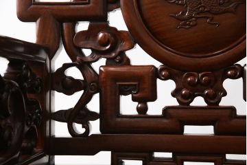 アジアンビンテージ　花梨(カリン)材　凝ったデザインの彫刻が魅力の唐木材製アームチェア(椅子、イス、板座チェア、一人掛けソファ、1人掛けソファ、ヴィンテージ)(R-064740)